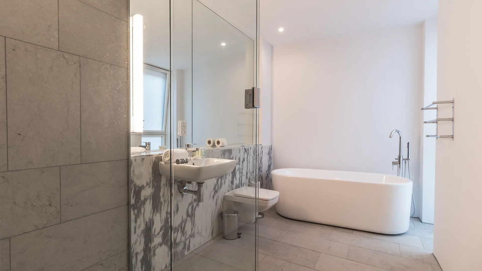 The Daniel Day Lewis Suite - Hiphipstay Dublin